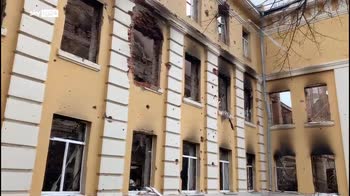 Guerra in Ucraina, a Kharkiv dentro una scuola distrutta