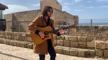 Kayma esegue Learn To Say in acustico: esclusiva Sky TG24