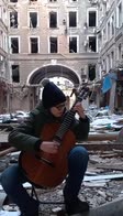 Ucraina, ragazzo suona la chitarra tra le rovine di Kharkiv