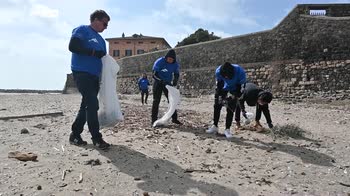 Ladispoli, Marevivo e Gruppo Pellicano puliscono la spiaggia