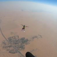 Hamilton, domenica estrema: si lancia in paracadute a Dubai