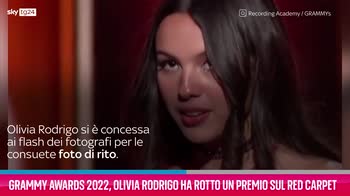 VIDEO Grammy 2022, Olivia Rodrigo ha rotto un premio