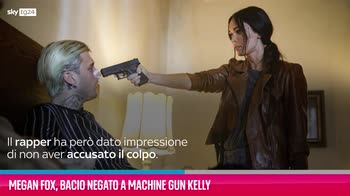VIDEO Megan Fox, bacio negato a Machine Gun Kelly