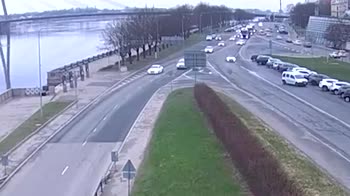 Dimentica il freno a mano, l'auto finisce nel fiume. VIDEO