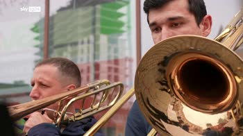 Dnipro, orchestra suona in strada. VIDEO