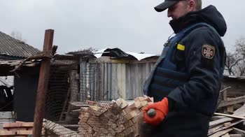 Ucraina, operai ripuliscono zona di Chernihiv da ordigni