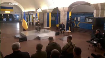 Ucraina, conferenza stampa di Zelensky in metro
