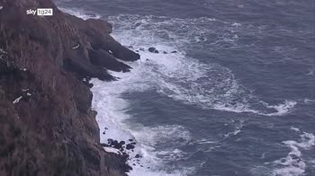 Giappone, affonda battello turisti: almeno 10 morti