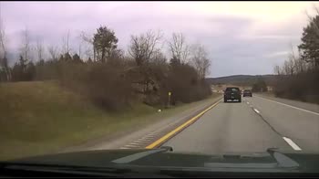 Usa, sedia vola da un pick up e colpisce auto polizia VIDEO