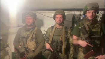 Ucraina, soldati cantano l?inno dentro l?acciaieria di Azovstal