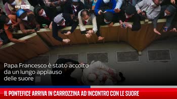 Il Pontefice arriva in carrozzina ad incontro con le suore