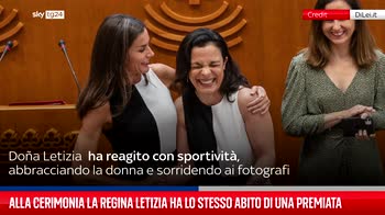 Spagna, la regina ha lo stesso abito di una premiata