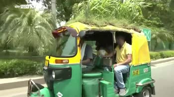 India, giardino sul tetto di un taxi contro il caldo estremo