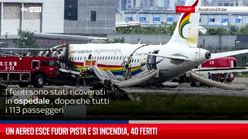 Un aereo esce fuori pista e si incendia, 40 feriti