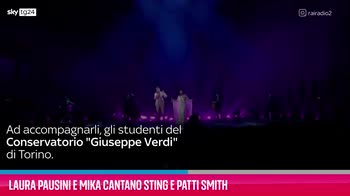 VIDEO Laura Pausini e Mika cantano Sting e Patti Smith