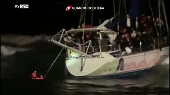 Centinaia di migranti in fuga dalle coste libiche verso Sicilia e Calabria