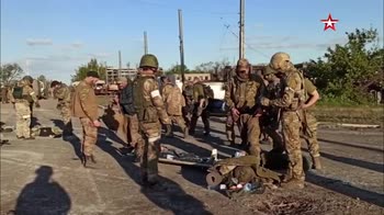 Evacuati da Azovstal i primi militari ucraini. VIDEO