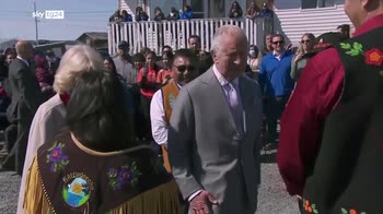 Principe Carlo in visita ufficiale in Canada balla con gli indigeni