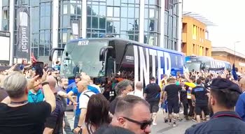 Inter, i tifosi caricano la squadra all’arrivo allo stadio