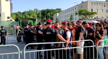 Tirana, i tifosi della Roma in fila fuori dallo stadio