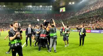 Mourinho sollevato da Mancini, la festa della Roma a Tirana