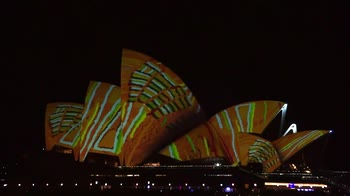 Sidney, l'Opera House si illumina per riapertura post covid