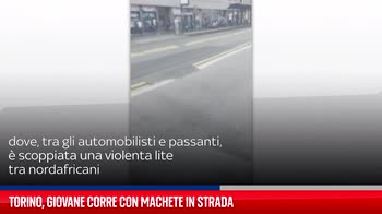 Torino, giovane corre con machete in strada