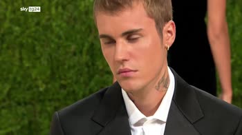 Justin Bieber sospende il tour per una paralisi al volto