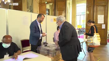 Elezioni Francia, testa a testa tra Macron e M�lenchon