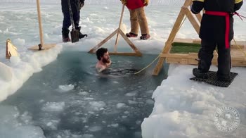 Solstizio d'Estate in Antartide tuffi nell'acqua ghiacciata