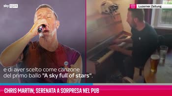 VIDEO Chris Martin, serenata a sorpresa nel pub