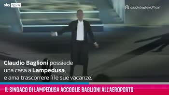 VIDEO Lampedusa, il sindaco accoglie Baglioni all'aeroporto