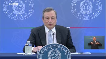 Draghi: "Governo non rischia e non si fa senza M5S"