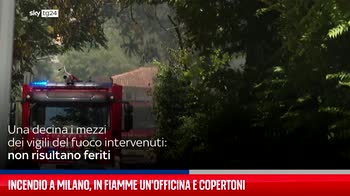 Incendio a Milano, in fiamme un'officina e copertoni