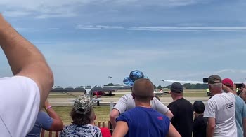 Usa, jet truck esplode durante spettacolo aereo. VIDEO
