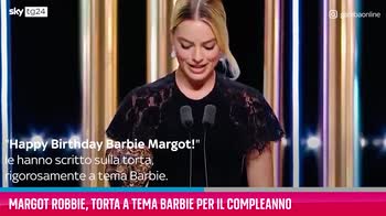 VIDEO Margot Robbie, torta a tema Barbie per il compleanno