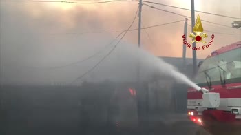 Roma, vasto incendio nella zona est: le immagini dei VVF