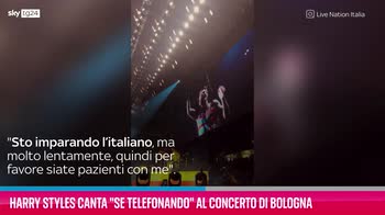 VIDEO Harry Styles canta "Se telefonando" a Bologna