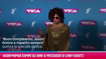 VIDEO Lenny Kravitz, gli auguri a Jason Momoa