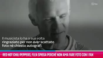 VIDEO Red Hot Chili Peppers, Flea non ama le foto con i fan