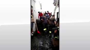 Alluvione Stromboli, vigili del fuoco e turisti al lavoro per liberare strade