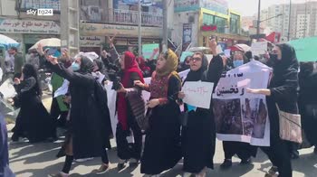 Kabul l'anno dopo, spari in aria per disperdere protesta donne