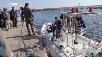 Continuano gli sbarchi a Lampedusa, intanto un barchino con 7o a bordo lancia sos