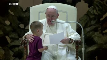Udienza del mercoled�, Papa interrotto da bimbo