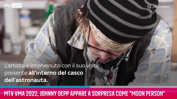 VIDEO MTV VMA 2022, Johnny Depp appare come "Moon Person"