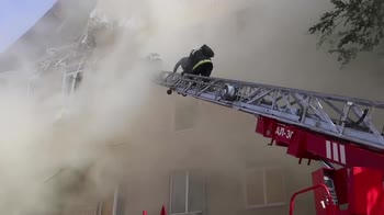 Ucraina, salvataggio anziana e cane casa bombardata