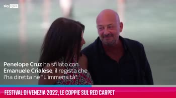 VIDEO Festival di Venezia 2022, le coppie sul red carpet