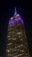 Empire State Building illuminato viola e oro per la regina