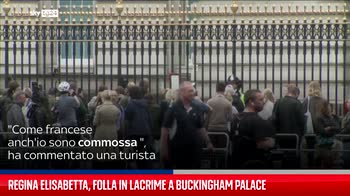 Regina Elisabetta, folla in lacrime a Buckingham Palace