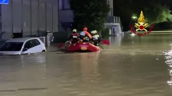 Alluvione Marche, salvataggio in gommone dei vvff